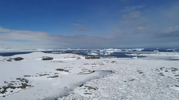 Kuzey Kutup Dağı Sahil Havacılık Manzarası. Karla kaplı Antarktika Okyanus Manzarası. Kuzey Doğa Ufku Çarpıcı Panorama İnsansız Hava Aracı