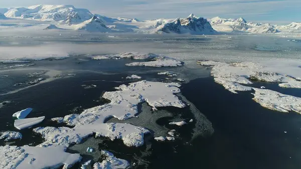 Arctic Epic okyanus dağ manzara havadan görünümü. Kuzey Antarktika açık su kıyısında görkemli manzara genel bakış. Küresel ısınma doğa kavramı Drone uçuş görüntüleri vurdu içinde 4 k Uhd