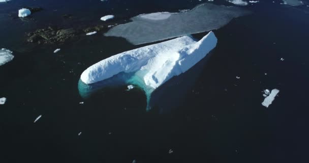 Aerial 360 Panorama Smältande Isberg Antarktis Stora Isformationer Flyter Mitt — Stockvideo