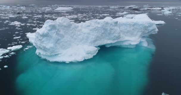 Enorme Iceberg Flutuar Oceano Antártico Neve Coberta Gelo Azul Derretendo — Vídeo de Stock