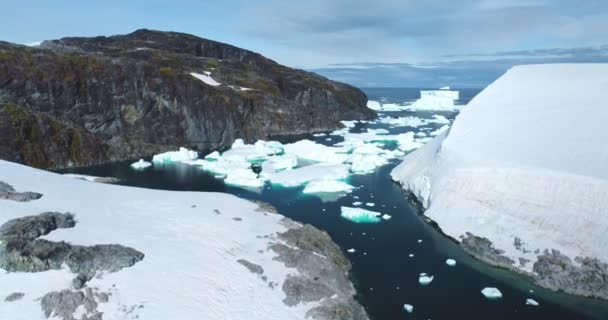 Groep Ijsbergen Smeltende Gletsjer Drijvend Antarctische Bergrots Canyon Baai Bevroren — Stockvideo