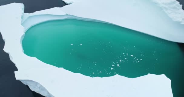 청록색 위아래 전망을 닫습니다 안쪽에 호수가있는 대규모 남극에서 흐름을 녹이는 — 비디오