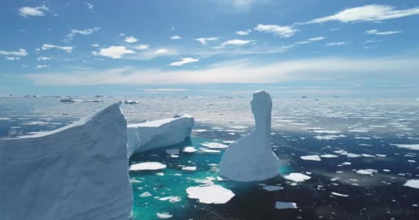 冰山在绿松石湾融化 破碎的冰川漂流在海洋中 漂浮着浮冰 生态学 融化的冰 气候变化 全球变暖 南极壮丽的风景无人驾驶飞机景观 — 图库视频影像
