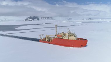 BATI ANTARCTICA - 23 Kasım 2017: Antarktika Buzkıranı Buz Kıran Hava Görüntüsü. Laurence M. Gould Araştırma Görevi Gemisi Donmuş Su Sahil Üst Pilotsuz Uçağı 'ndaki Güney Okyanusu Buzuluna Seyahat Ediyor.