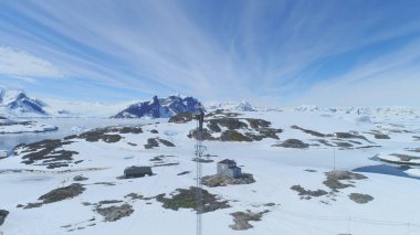 Antarktika Telekom Kulesi İşçi Üst İzleme Görünümü. Telekomünikasyon Mühendisliği Bakım Hücre Sinyali Anteni. Antarktika Doğa ve Vernadsky İstasyonu İnsansız Hava Aracı