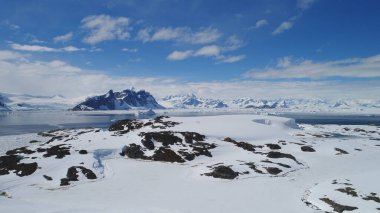 Arktik Okyanus Dağı Hava Manzarası. Kuzey Antarktika Açık Deniz Kıyısı Görkemli Peyzaj Genel Görünümü. Küresel Isınma Doğası İnsansız Hava Aracı Uçuşu