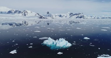 Antarktika buzdağları okyanus suyu anten manzaralı. İklim değişikliği ve küresel ısınma kavramı. Mavi deniz koylu doğa deniz manzarası. Eriyen buzun ekolojik problemi, buzuldur. Çevre koruma alanı