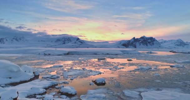 Ανταρκτική Τοπίο Χειμερινό Βουνό Ηλιοβασίλεμα Αεροφωτογραφία Ανατολή Πάνω Από Παγωμένο — Αρχείο Βίντεο