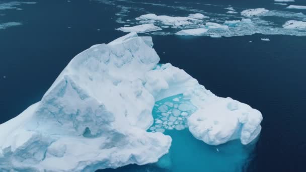 Enorme Blauwe Smeltende Ijsberg Drijft Pooloceaan Antarctica Vanuit Lucht Gesmolten — Stockvideo