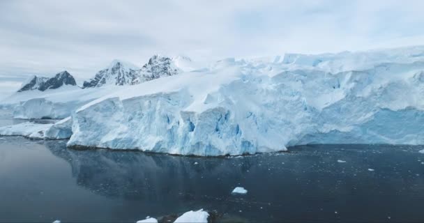 Global Warming Climate Change Giant Glacier Towers Antarctica Inglés Aerial — Vídeo de stock