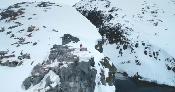 Turistas Exploram Natureza Selvagem Antártida Homem Está Montanha Coberta Neve — Vídeo de Stock