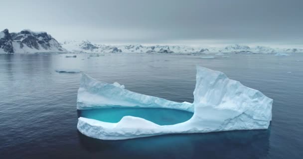 Antarctische Smeltende Ijsberg Drijvend Koud Blauw Water Vanuit Lucht Met — Stockvideo