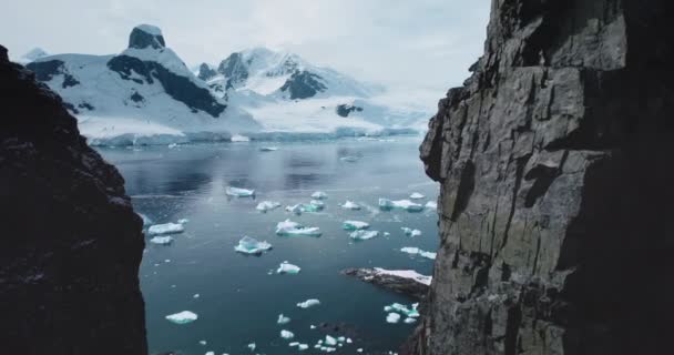 Luftflug Der Gebirgsschlucht Der Antarktis Majestätische Schneebedeckte Berge Die Den — Stockvideo