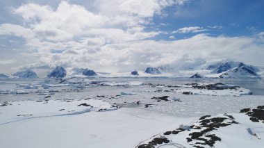 Kuzey Kutup Dağı Sahil Havacılık Manzarası. Karla kaplı Antarktika Okyanus Manzarası. Kuzey Doğa Ufku Çarpıcı Panorama İnsansız Hava Aracı
