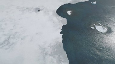 Antarktika Okyanus Sahil Üstü Aşağı Havadan Görüntü. Açık Deniz Kutup Kıyısı Vahşi Yaşam Manzarası. Sahil Hattı Buzul Eriten Küresel Isınma Dronu