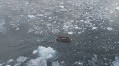 Buzdağlarındaki Zodiac Motorlu Teknesi, Havadan Yukarıdan Aşağıya Görünüm. Expedition Lastik Taşımacılık Ekstrem Kış Soğuk Antarktika Vahşi Yaşam Suyu Araştırması. Güney Kutbu Deniz Burnu Dronu