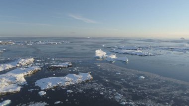 Kutup Kutbu Açık Su Buzulu Hava Görüntüsü. Kış Okyanusu Su Yüzeyi 'nde Buz Erimesi Uçan İnsansız Hava Aracı. Antarktika İklim Değişikliği Kavramı