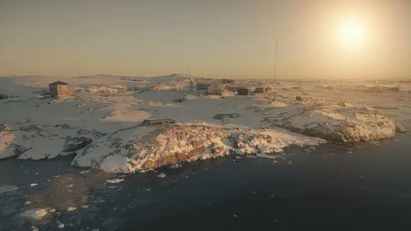 Antarktika Vernadsky üssü manzarası. Hava aracı görüntülü uçuş. Kutup günbatımında karla kaplı tepeler arasında, Antarktika 'da nefes kesici panoramik bir bakış açısı..