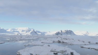 Antarktika Bilim İstasyonu üzerinde İHA Uçuşu - Akademisyen Vernadsky. Kar Kıyısı, Okyanus, Su Yüzeyi. Güney Kutbu Yerleşim Merkezi Görkemli Peyzaj. Hava Hızı Uçuşu