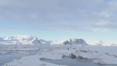 Antarktika Bilim İstasyonu üzerinde İHA Uçuşu - Akademisyen Vernadsky. Kar Kıyısı, Okyanus, Su Yüzeyi. Güney Kutbu Yerleşim Merkezi Görkemli Peyzaj. Hava Hızı Uçuşu