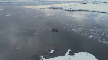 Zodiac Tekne Yelkenlisi Buz Pateni Hava Görüntüsü. Extreme Kış Soğuk Antarktika Suyunda Ulaşım Kauçuk Teknesi Yüzüyor. Güney Kutbu Okyanus İHA 'sı