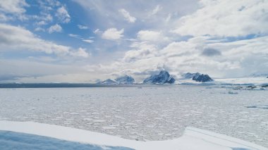 Antarktika Buzdağı Sert Kar Toprakları Vahşi Doğa Hava Manzarası. Donmuş Güney Kutup Bölgesi Donmuş Buz Manzarası Genel Görünümü. Majestic Kış Antarktika Buzul Kıta İHA uçuşu