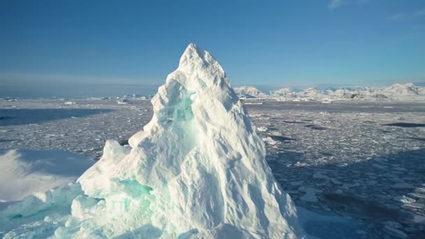 Iceberg Torreggiante Nel Paesaggio Marino Artico Ghiacci Giganti Serena Bellezza — Video Stock