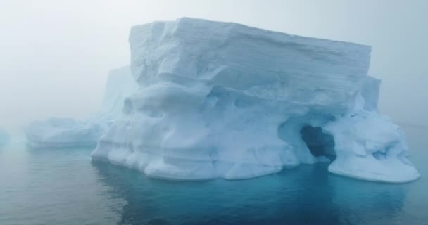 Hoch Aufragende Schmelzende Eisberge Treiben Morgennebel Der Antarktis Massiver Eisberg — Stockvideo