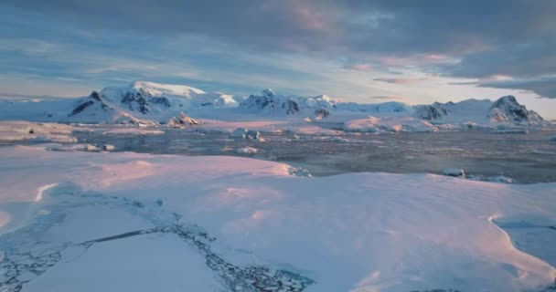 Luftaufnahme Antarktis Sonnenuntergang Landschaft Mit Gefrorenem Eis Ozean Und Schneebedeckten — Stockvideo