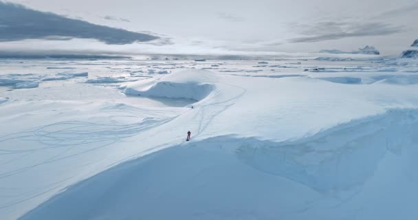 Muž Stojící Ledovci Antarktidě Dělá Bezpilotní Panoramatický Záběr Nedotčené Zimní — Stock video