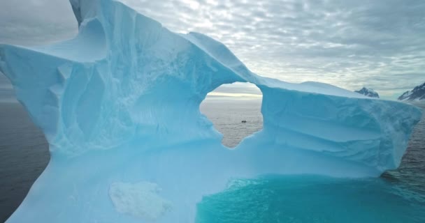 Reuzenblauwe Smeltende Ijsberg Met Grot Drijft Oceaanwater Drone Vliegt Een — Stockvideo