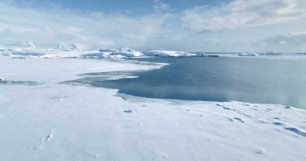 Vuela Por Encima Del Panorama Congelado Del Paisaje Invernal Antártico — Vídeo de stock