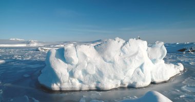 Buz kütlesi Antarktika 'da donmuş kutup okyanusunda sıkışıp kaldı. Kuzey Kutbu çevresi buzu koruyor. Antarktika buzulunun nefes kesici bir manzarası. Doğal güzellik yükselen buzullar. Buz kutup okyanusunda yüzer. Hava Panoraması