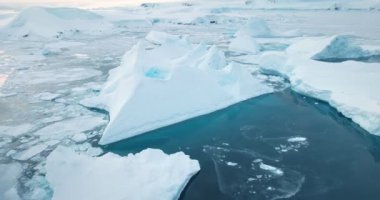 Kuşlar Antarktika 'da yüzen kutup okyanusu yüzeyine bakan buzdağlarını görürler. Kuzey Kutbu 'nda eriyen buz tabakası karla kaplıydı. Antarktika buzulu deniz manzaralı insansız hava aracı panoraması. Ekoloji iklim değişikliği küresel ısınma