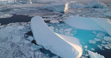 Antarktika hava görüşünde eriyen bir grup buzdağı. Buz kütleleri donmuş kutup okyanusunda sürüklenir. Buzulların dingin güzelliği, el değmemiş buz gibi manzaralarda. Ekoloji, iklim değişikliği ve küresel ısınma kavramı