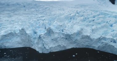 Muazzam buzdağı, Antarktika okyanusunda huzur içinde yüzüyor. Güney Kutbu 'nu kaplayan dev yüksek kar, mavi buzulu kaplamıştı. Ekoloji, eriyen buz, iklim değişikliği küresel ısınma. Antarktika 'yı keşfedin. Hava aracı görüntüsü