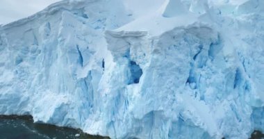 Küresel Isınma ve İklim Değişikliği - Antarktika 'daki dev buzullar. Hava aracı Kuzey Kutup Bölgesi kış manzarasına bakıyor. Buz eriyen buzlar, soğuk kutup okyanusunda fiyort oluşturur. Eriyen buzdağlarının küresel sorunu