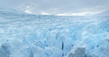 Buzağılayan mavi buzul Perito Moreno 'ya yaklaşıyor. Buz gibi okyanuslar yükselen kar duvarı. Şiddetli kar örtülü buzdağı soğuk su üzerinde yüzer. Ekoloji, eriyen buz, iklim değişikliği, küresel ısınma. Seyahati keşfet