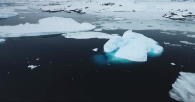 Antarktika 'da soğuk okyanusta eriyen mavi su buzdağları. Buz kütleleri hava aracı atışı. Kuzey Kutbu 'nda buzlar korunuyor. Küresel ısınma ve iklim değişikliğinin ekolojik sorunu