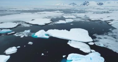 Donmuş Antarktika okyanusunun hava kışı manzarası. Vahşi doğa güzelliği. Buzdağları ve buz kütleleri suyun altında eriyor. Kuzey Kutbu 'nda buzlar korunuyor. Küresel ısınma, iklim değişikliği gibi ekolojik sorunlar