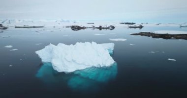 Buzdağı Antarktika kıyı şeridi yakınlarındaki kutup bilim istasyonu yakınlarında soğuk okyanus körfezine sürükleniyor. Hava aracı panoraması. Kutup kışı vahşi doğa manzarası. Ekoloji, eriyen buz, iklim değişikliği, küresel ısınma