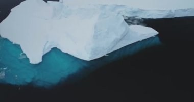 Buzdağları ve buzullar suyun altında eriyor. Kuzey Kutbu 'nda buzlar korunuyor. Donmuş Antarktika okyanusunun hava kışı manzarası. Vahşi doğa güzelliği. Küresel ısınma, iklim değişikliği gibi ekolojik sorunlar
