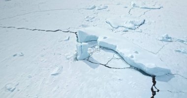 Donmuş Antarktika okyanus yüzeyi karla kaplı buzullar, buzullar, arka planda dağlar. El değmemiş Antarktika kış vahşi doğa manzarası. Güney Kutbu 'nun güzelliğini keşfedin. Hava görünümü panoraması