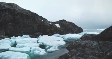 Antarktika okyanus körfezinin buzlu sularındaki Zodiac motorlu teknesi. Dağ kayası kanyonu, soğuk nehir akıntısında karla kaplı buzlar. İnanılmaz kış manzarası. Antarktika 'ya git. Güney Kutbu 'nu keşfedin.