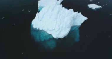 Antarktika 'da buzdağını eriten hava manzarası. Buz gibi okyanusta yüzen parçalanmış buzullar. Kutup manzarası. Ekoloji, eriyen buz, iklim değişikliği ve küresel ısınma kavramı. İHA atışı
