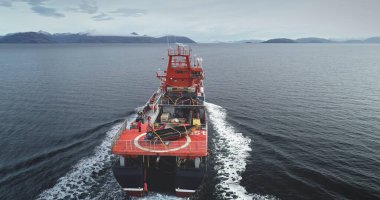 Kutup kaşifi, Antarktika sularında buzkıran gemi tankeri. Keşif gezisi, gezi teknesi, insanlar Güney Kutbu 'na seyahat ediyor. Turizm, maceralar, Antarktika Yarımadası 'nı keşfetmek. Hava aracı yakın çekim yaptı.