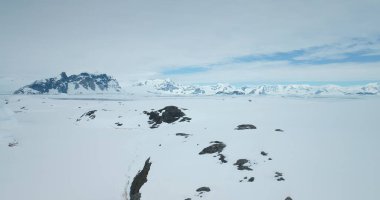 Hava manzaralı turist Antarktika karlı dağ manzarasının tadını çıkarıyor. Sert koşullarda Alp turizmi. Kış yürüyüşü ekstrem spor. Antarktika insanları seyahat eder ve keşfederler. İHA atışı