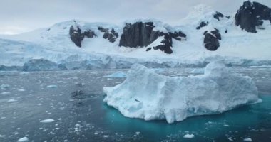 Kış dağları Antarktika 'daki kutup okyanus koyunu yükseltiyor. Buzdağlarını eriten buzullar, yüzen soğuk su. Güney Kutbu 'nun el değmemiş el değmemiş havacılık manzarası. Ekoloji, iklim değişikliği, küresel ısınma