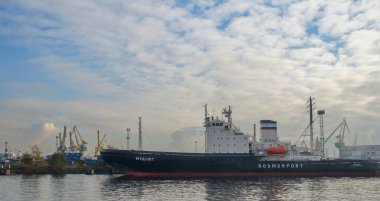 Liman inşaatlarının, vinçlerin ve Saint Petersburg 'daki Rosmorport gemisinin fotoğrafı.