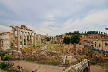 Yazın Foro Romano 'nun fotoğrafı ve eski semt yakında, Roma, İtalya